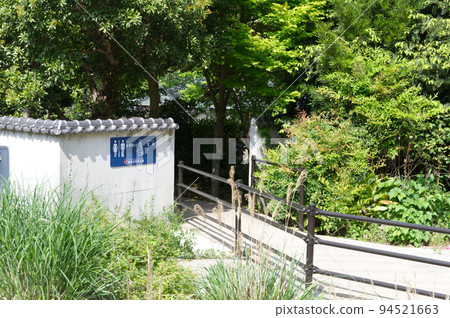 綠樹環繞的公園裡的洗手間 94521663