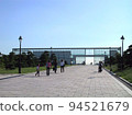 葛西臨海公園，藍天，玻璃建築後俯瞰東京灣 94521679