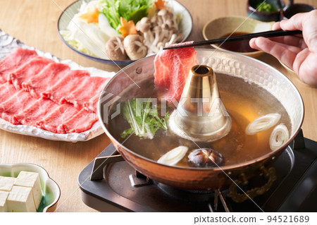 國產和牛大腿切成薄片浸在大石中 94521689