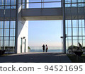葛西臨海公園，藍天，玻璃建築後俯瞰東京灣 94521695