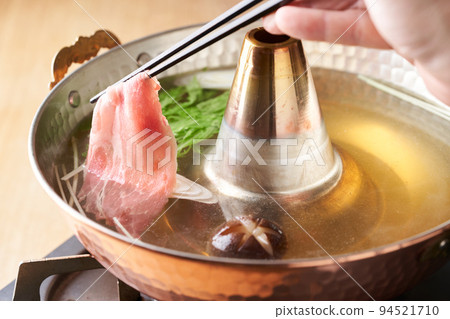 Thinly sliced domestic black pork shoulder loin submerged in dashi stock Thinly sliced domestic black pork shoulder loin submerged in dashi stock 94521710