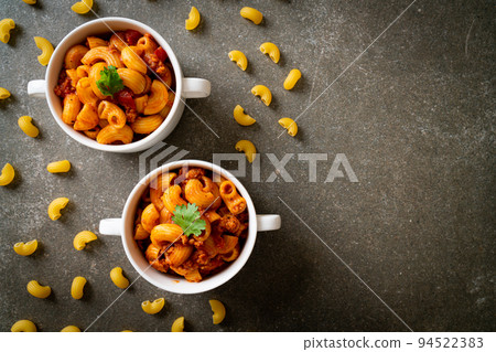 macaroni with tomatoes sauce and mince pork 94522383