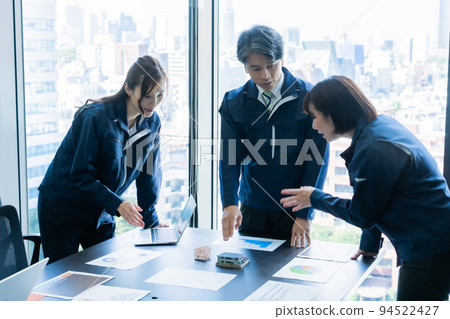 An engineer discussing a construction plan based on a model 94522427