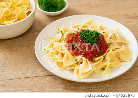 farfalle pasta in tomato sauce with parsley 94522676