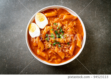 Korean instant noodle and Tteokbokki in Korean spicy sauce - Rabokki 94523113