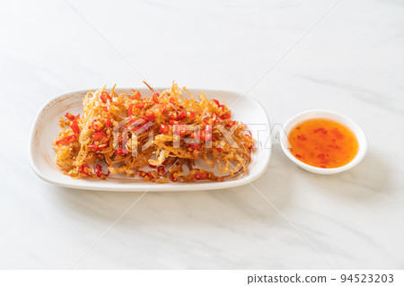Fried Enoki Mushroom or Golden Needle Mushroom with Salt and Chilli 94523203