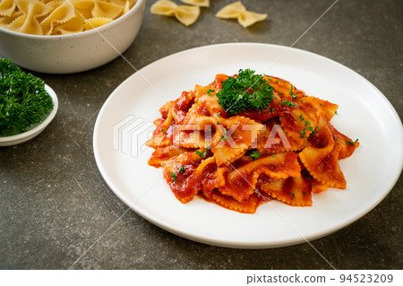 farfalle pasta in tomato sauce with parsley 94523209