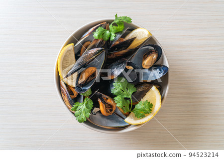 Mussels with herbs in a bowl with lemon Mussels with herbs in a bowl with lemon 94523214