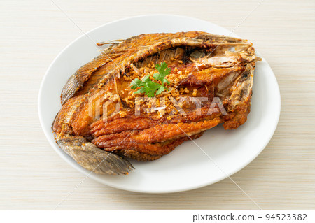 Fried Sea Bass Fish with Garlic 94523382
