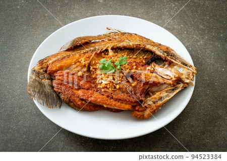 Fried Sea Bass Fish with Garlic 94523384