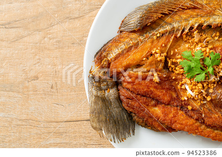 Fried Sea Bass Fish with Garlic 94523386