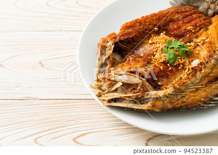 Fried Sea Bass Fish with Garlic 94523387