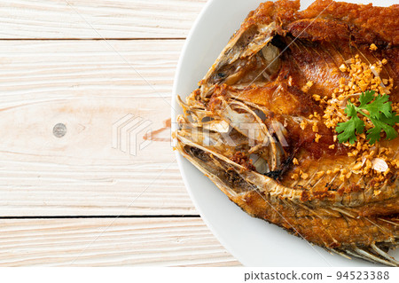 Fried Sea Bass Fish with Garlic 94523388