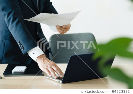 Handy businessman who operates PC Handy businessman who operates PC 94523521