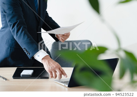 Handy businessman who operates PC Handy businessman who operates PC 94523522