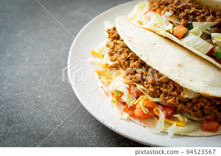 Mexican tacos with minced chicken Mexican tacos with minced chicken 94523567