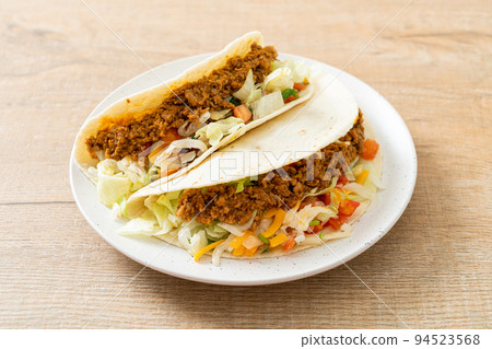 Mexican tacos with minced chicken 94523568