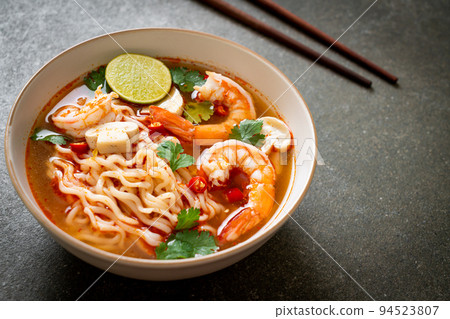 instant noodles ramen in spicy soup with shrimps (Tom Yum Kung) 94523807