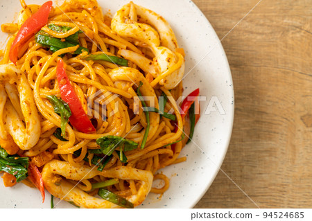 stir-fried spaghetti with salted egg and squid 94524685