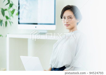 操作便攜式計算機的女商人 94524793