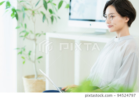 操作便攜式計算機的女商人 94524797