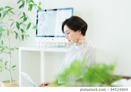 操作便攜式計算機的女商人 94524804