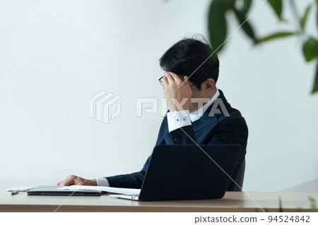 Worried middle-aged businessman 94524842