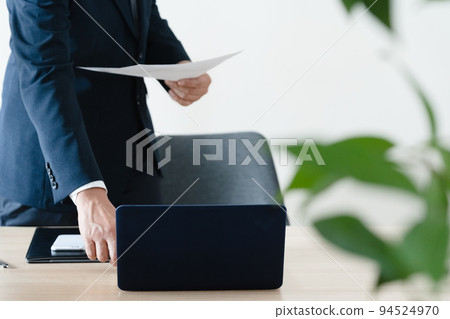 操作PC的方便的商人 94524970