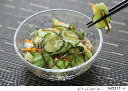 Salted kelp and vegetables pickled overnight 94525544