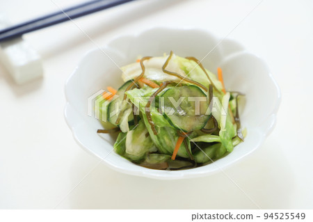 Salted kelp and vegetables pickled overnight 94525549