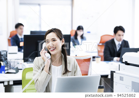 商務辦公室電話女人打電話微笑 商務辦公室電話女人打電話微笑 94525802
