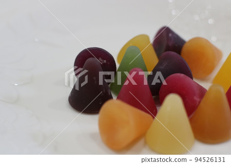 比利時傳統糖果 Cuberdon（右側） 94526131