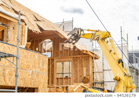 木屋拆除工作 反鏟抓斗叉 液壓挖掘機 木屋拆除工作 反鏟抓斗叉 液壓挖掘機 94526179