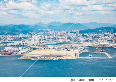 從瀨戶內海的一個島的山頂俯瞰廣島市。毗鄰廣島港的出島開發區就在眼前。廣島 94526268