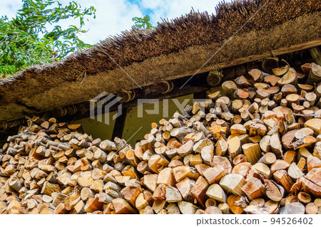 Old private house, outer wall, large amount of firewood Old private house, outer wall, large amount of firewood 94526402