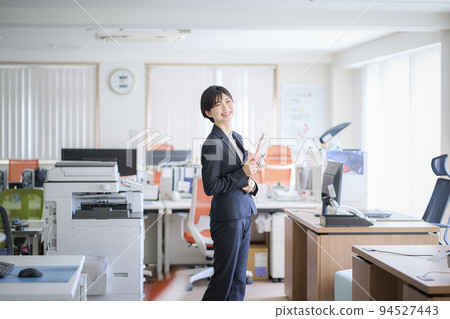 Company employee Newcomer Company employee Newcomer 94527443