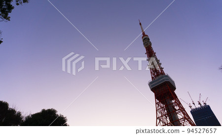 Tokyo Tower and colorful sunset gradation 94527657