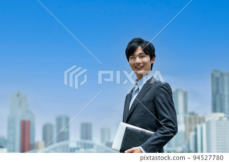 一個年輕的商人在外面做生意 94527780