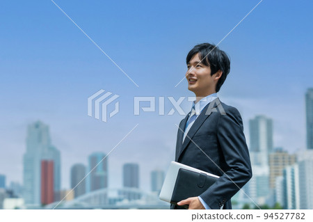 一個年輕的商人在外面做生意 94527782