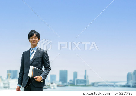 一個年輕的商人在外面做生意 94527783