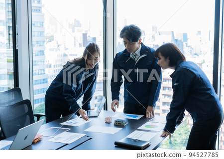 房屋公司員工討論建設計劃 94527785