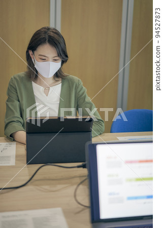 一個戴著辦公室面具的女人 94527873