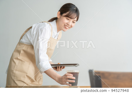 在咖啡館工作的女人的形象 94527948