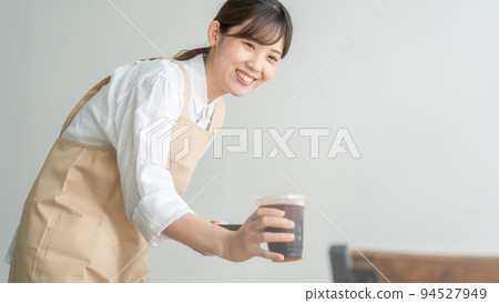 在咖啡館工作的女人的形象 在咖啡館工作的女人的形象 94527949