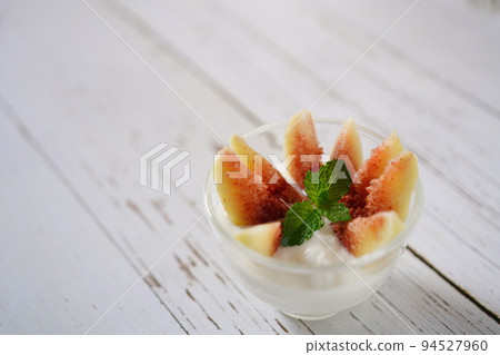 fresh figs and yogurt 94527960