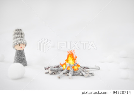 居住在北方國家的可愛的矮人娃娃。在聖誕節期間火災。新年或聖誕賀卡。 94528714