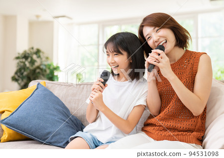 父母和小孩卡拉OK 94531098