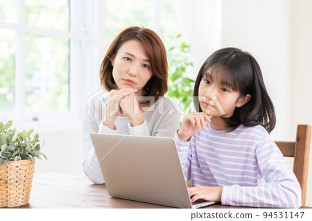 Parents and children thinking about a computer 94531147