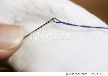 針和白紗，針孔中的藍線 94531532