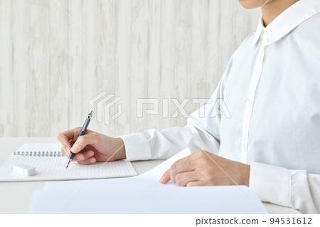 woman studying hard woman studying hard 94531612